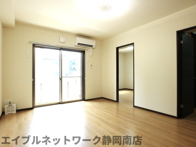 居室・リビング　ゆったり過ごせる居間です