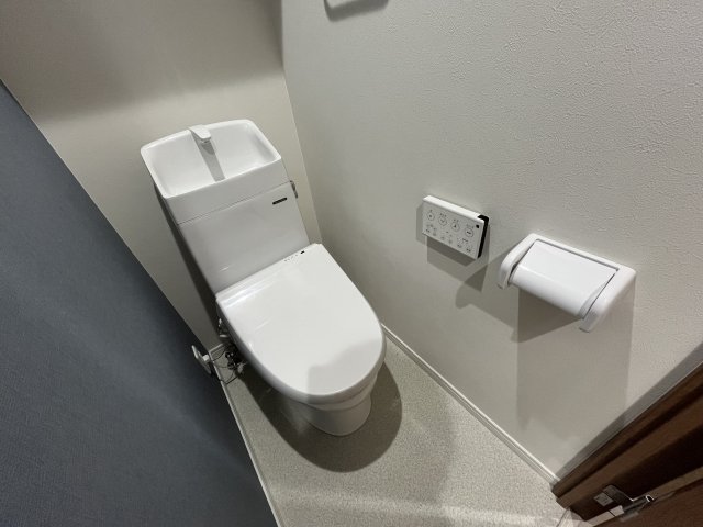 トイレ　温水洗浄便座付きのトイレです♪