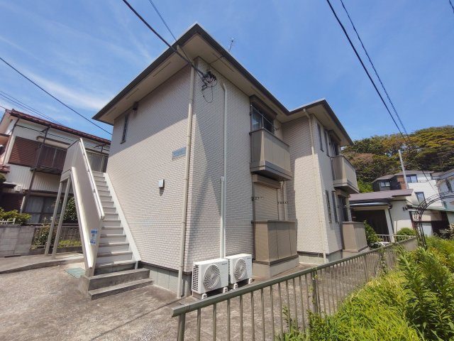 建物外観　県立大学駅徒歩6分。日当たりの良い建物です♪