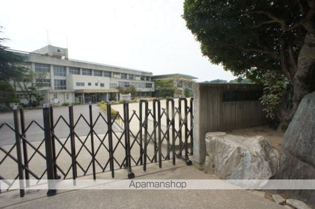 小学校　上牧第二小学校（小学校）まで887m