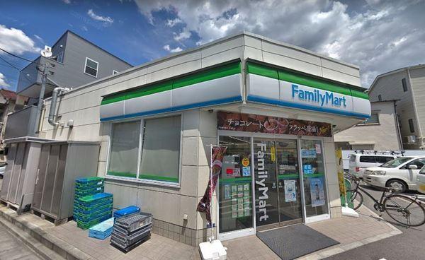 コンビニ　ファミリーマート大田中央三丁目店（コンビニ）まで556m