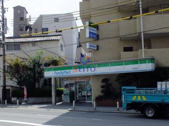 コンビニ　ファミリーマート（コンビニ）まで50m