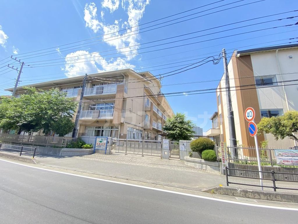 小学校　三郷市立新和小学校（小学校）まで710m