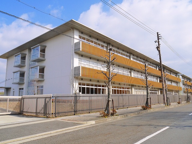 中学校　木津川市立木津南中学校（中学校）まで1045m