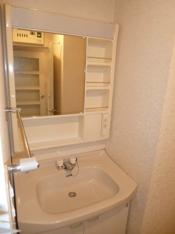 洗面設備　忙しい朝に便利な独立洗面台です。