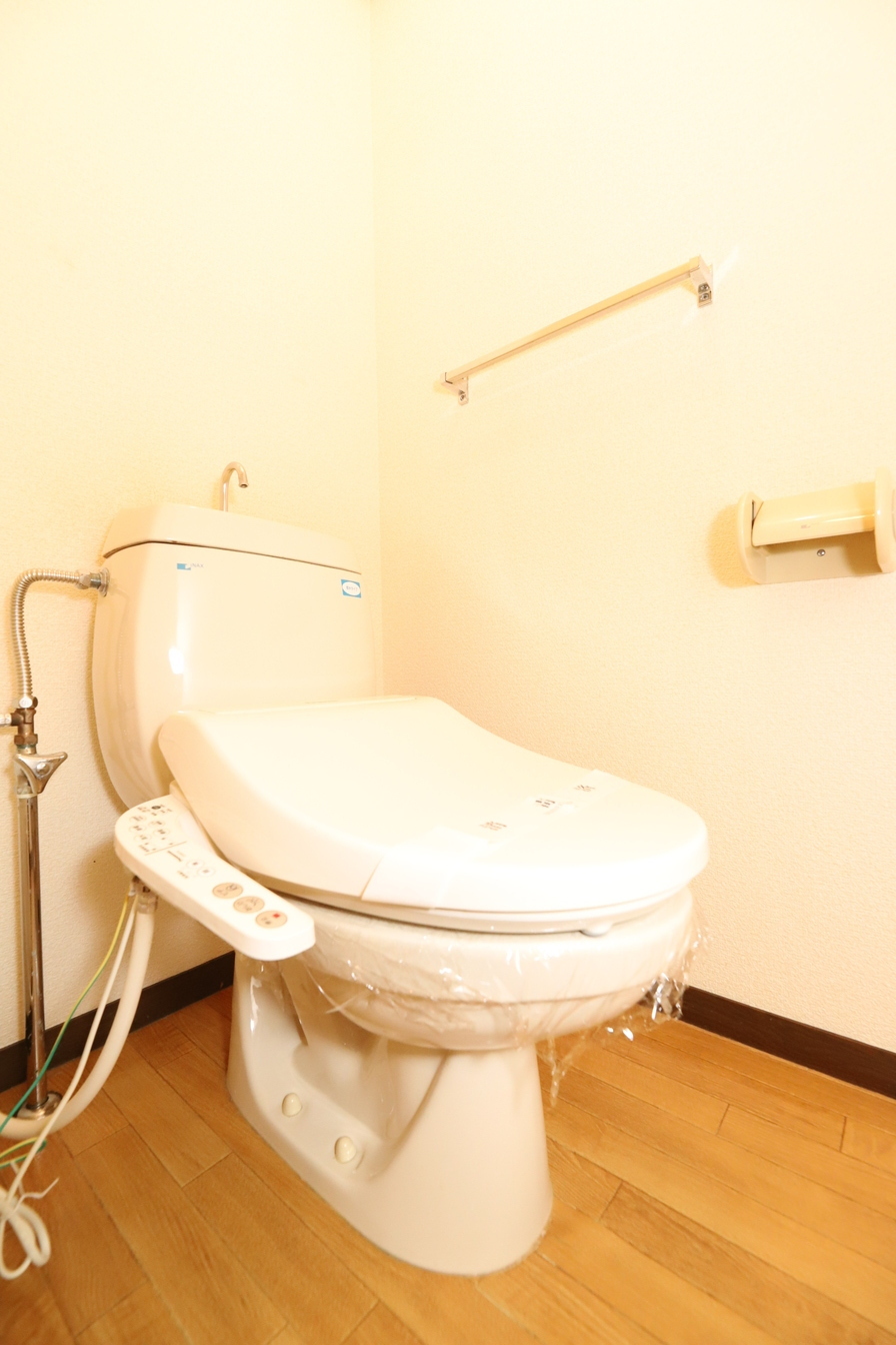 トイレ　ウォシュレット・温水暖房便座つきの便利なトイレです★