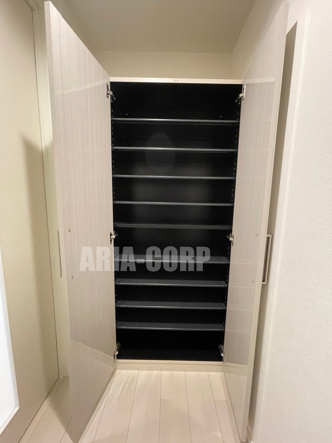 玄関　縦長の大型シューズBOX搭載です！嬉しい姿見付き♪
