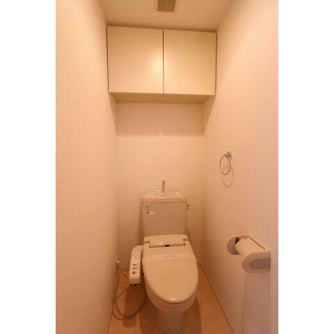 トイレ　ウォシュレット付きが嬉しいトイレです。