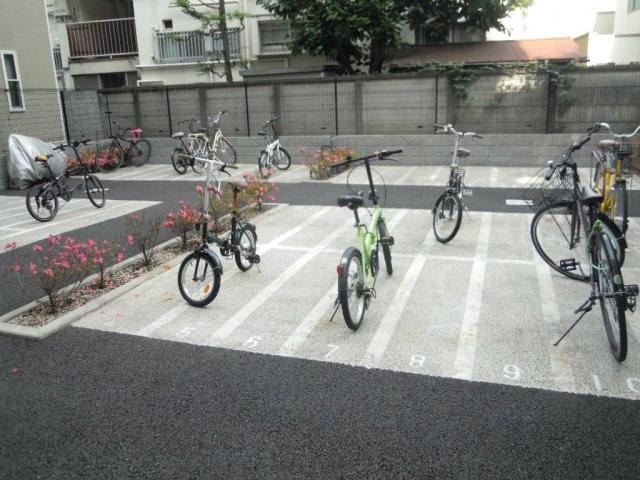 駐車場　駐輪場完備。
