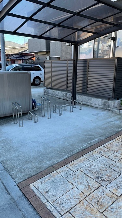 駐車場　屋根付き駐輪場
