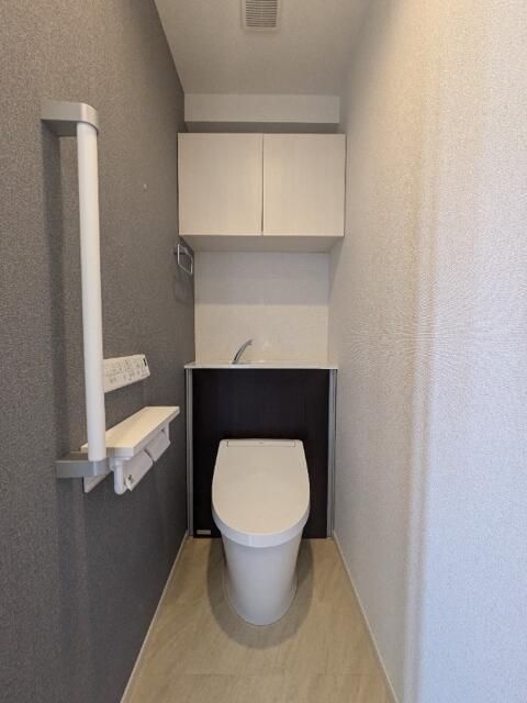 トイレ　落ち着いた色調のトイレです