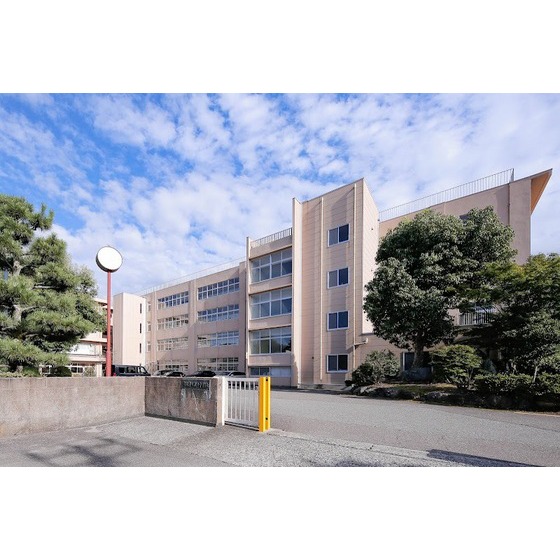 中学校　金沢市立兼六中学校（中学校）まで3403m
