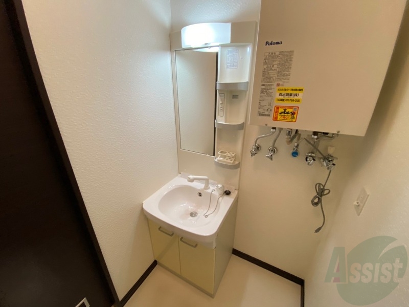 洗面設備　独立洗面台です。大きくてよいですね。シャンプーもできます