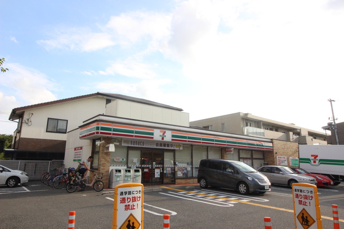 コンビニ　セブンイレブン（コンビニ）まで230m