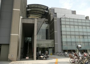 図書館　足立区立中央図書館（図書館）まで1633m