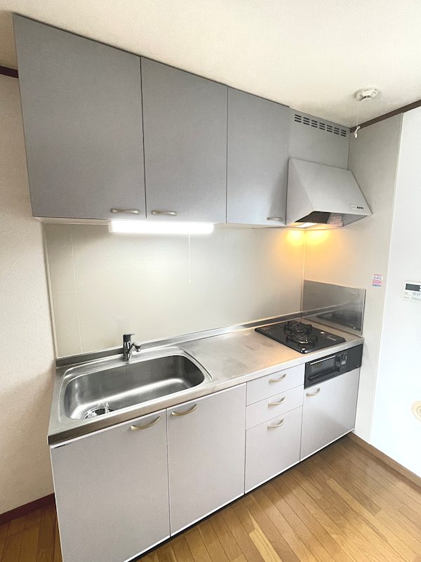 キッチン　※同タイプの別部屋参考写真となります(現況優先)