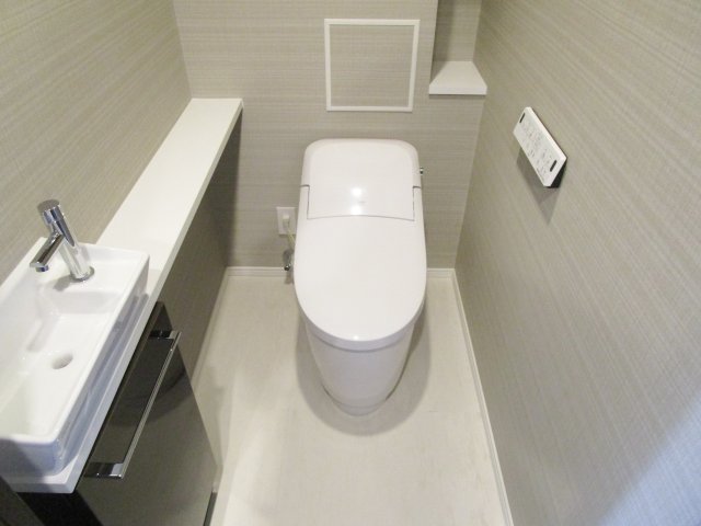 トイレ　手洗い器付き