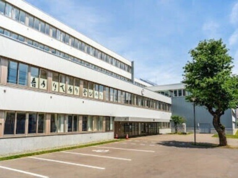 中学校　札幌市立中央中学校（中学校）まで825m