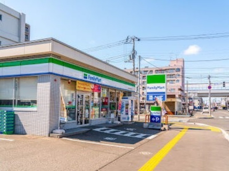 コンビニ　ファミリーマート札幌北32条西4丁目店（コンビニ）まで188m