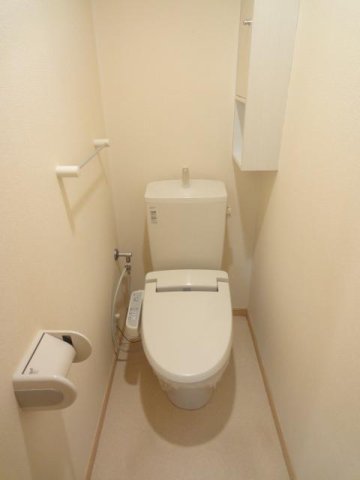 トイレ　落ち着いた色調のトイレです