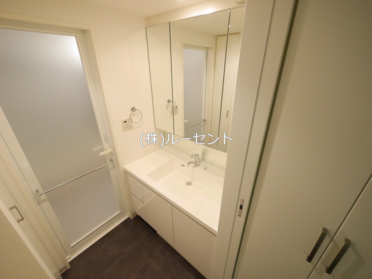 洗面設備　同建物内参考写真
