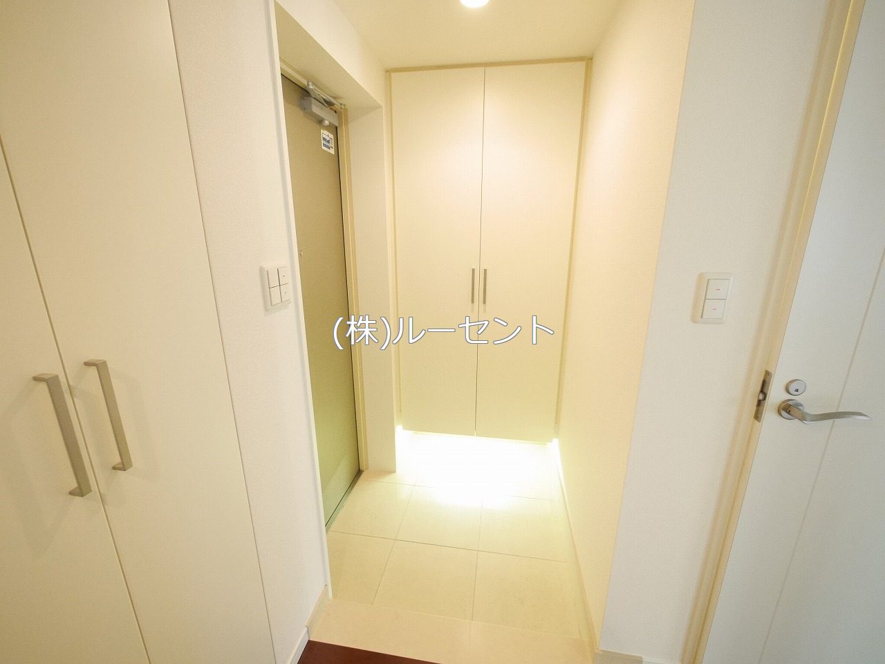 玄関　同建物内参考写真