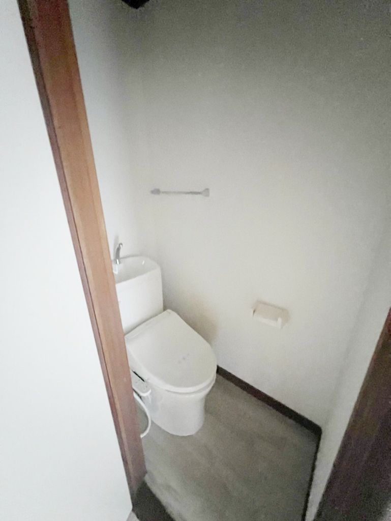 トイレ　同物件別部屋写真