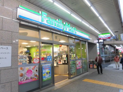 コンビニ　ファミリーマート（コンビニ）まで678m