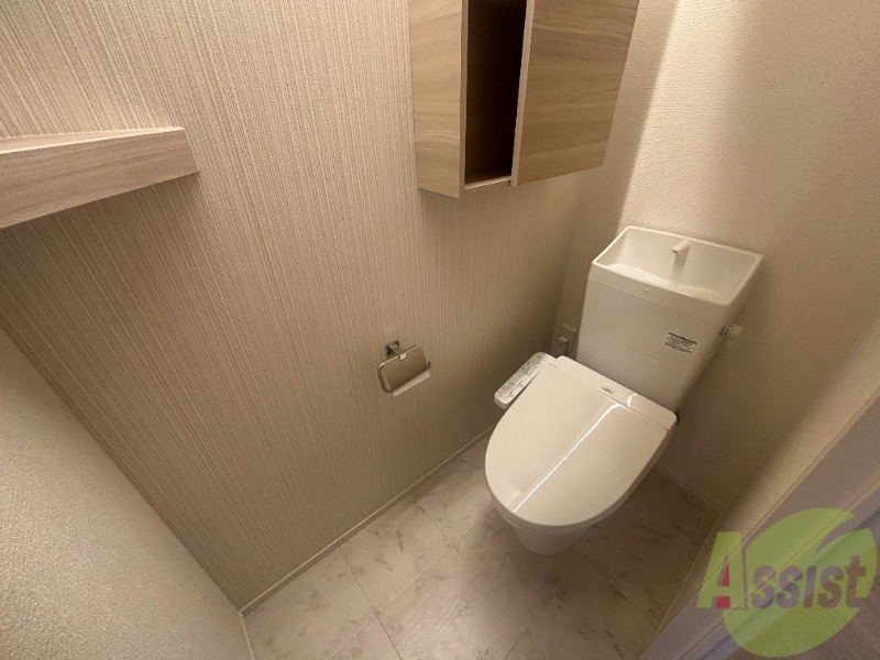 トイレ　トイレは温水洗浄便座です。シンプルな雰囲気になっています。