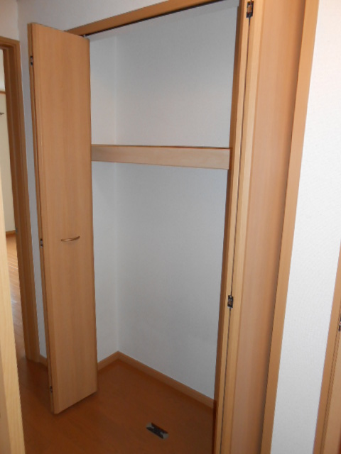 収納　廊下フロア内収納（納戸・１間分）完備