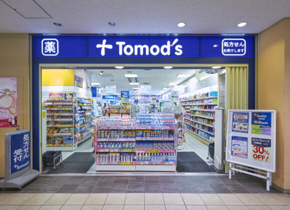 ドラックストア　トモズ品川インターシティ店（ドラッグストア）まで533m