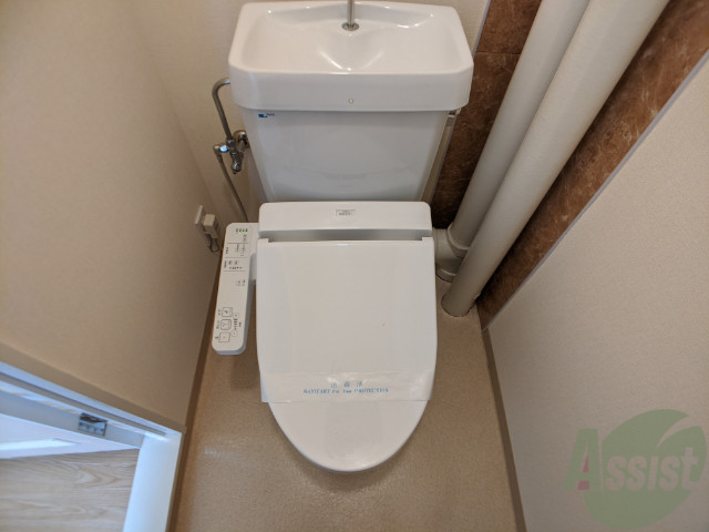 トイレ　ウォッシュレット付きです。おしりに優しい設備です。