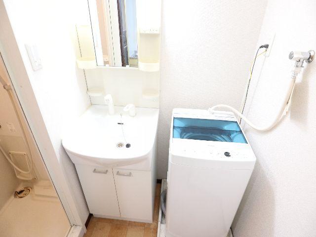 洗面設備　ゆったりとスペースのある洗面所