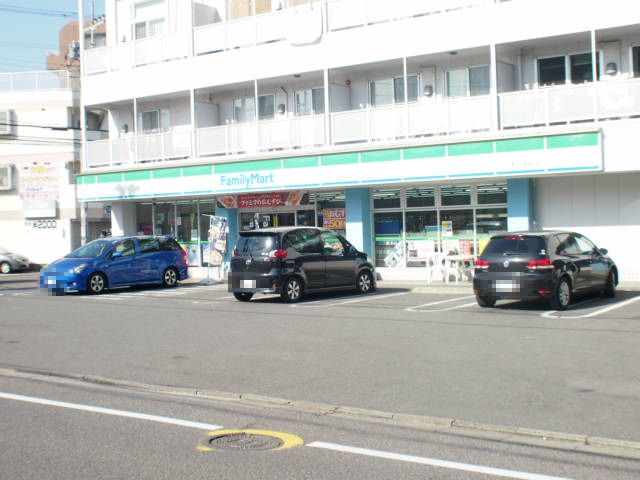 コンビニ　ファミリーマート　登戸小学校前店（コンビニ）まで330m
