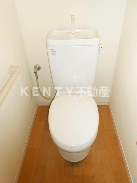 トイレ　落ち着いた色調のトイレです