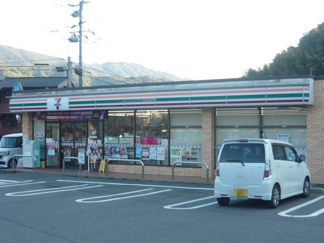 コンビニ　セブンイレブン（コンビニ）まで900m