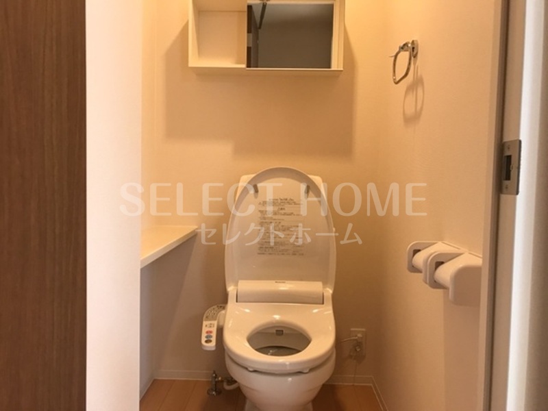 トイレ　落ち着いた色調のトイレです