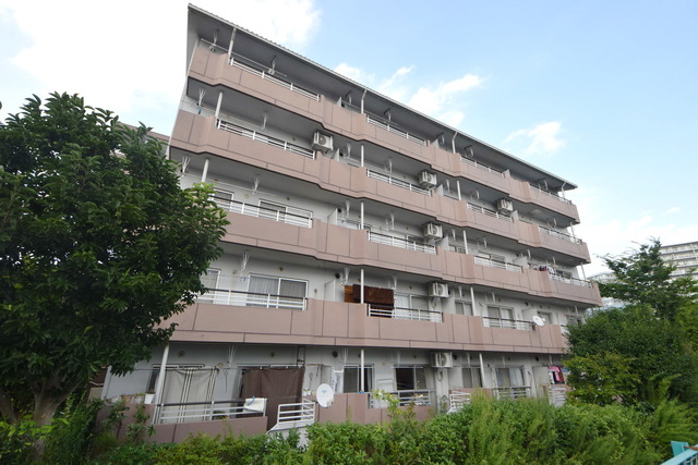 建物外観　～青い空っ、白い雲っ～