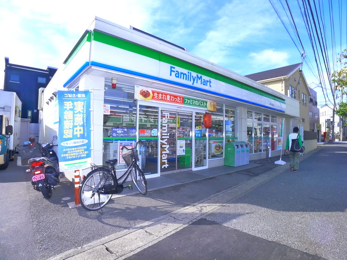 コンビニ　ファミリーマート（コンビニ）まで767m