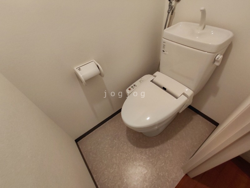 トイレ　嬉しい温水洗浄便座付きのトイレです。