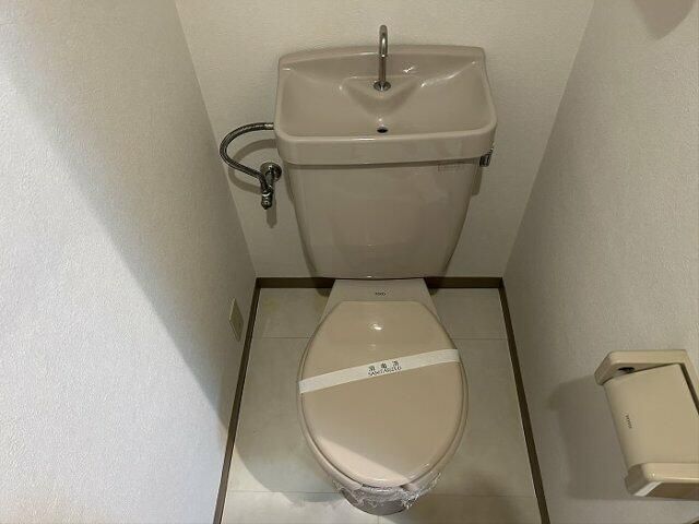 京王線 千歳烏山駅 徒歩7分 5階建 築27年のトイレ写真