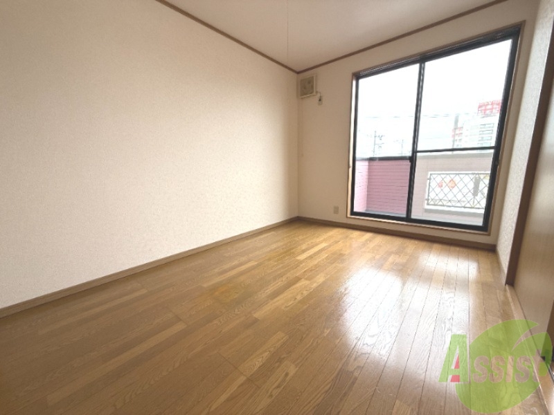 その他部屋・スペース　６帖の洋室がこちらです。広さも十分そうですね。