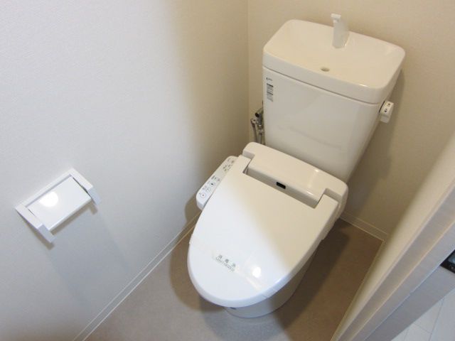 北大阪急行 江坂駅 徒歩13分 8階建 築15年のトイレ写真