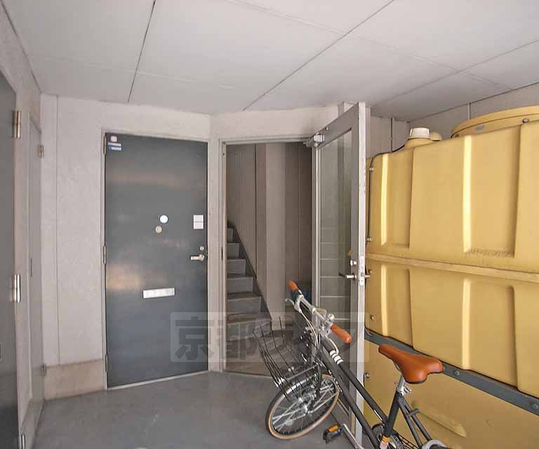ロビー　マンション入口へは階段から。