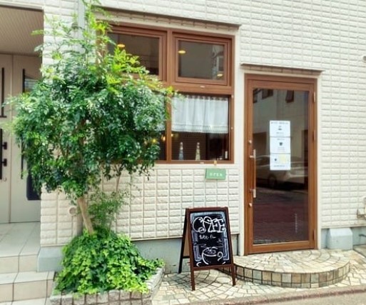 飲食店　名無しカフェ（飲食店）まで266m