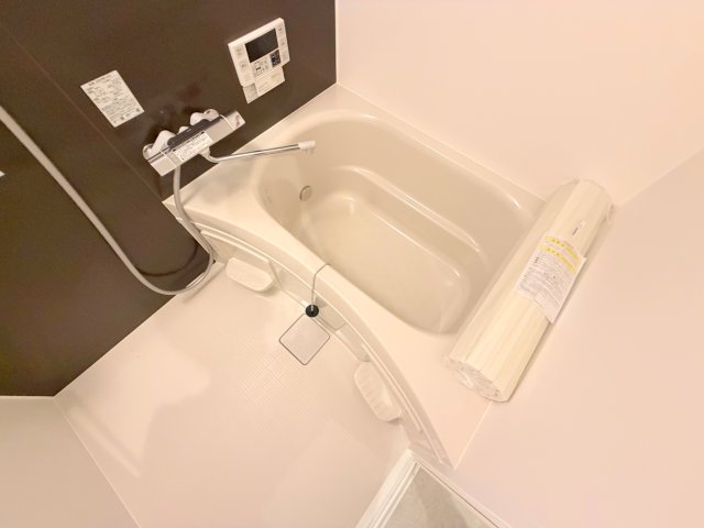 バス・シャワールーム　広めのお風呂は一日の疲れを癒してくれます。
