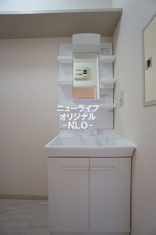 洗面設備　忙しい朝の身支度に役立つシャワー付き洗面台☆
