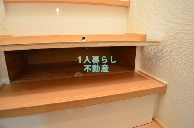 収納　階段部分に収納あり