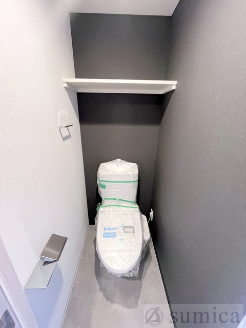 トイレ　人気アイテムの温水洗浄便座。清潔感のあるトイレです。