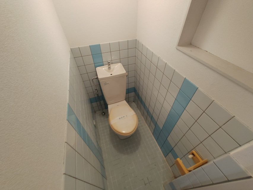 地下鉄西神・山手線 県庁前駅 徒歩7分 3階建 築58年のトイレ写真